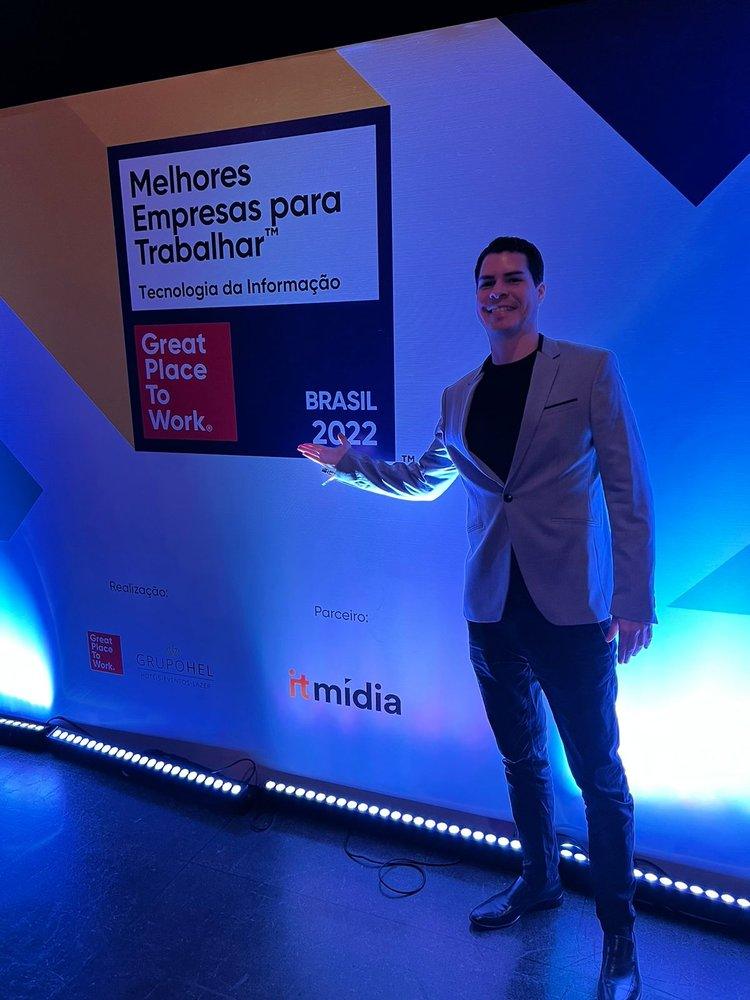 Foto de Lucas Castro no evento de premiação do GPTW