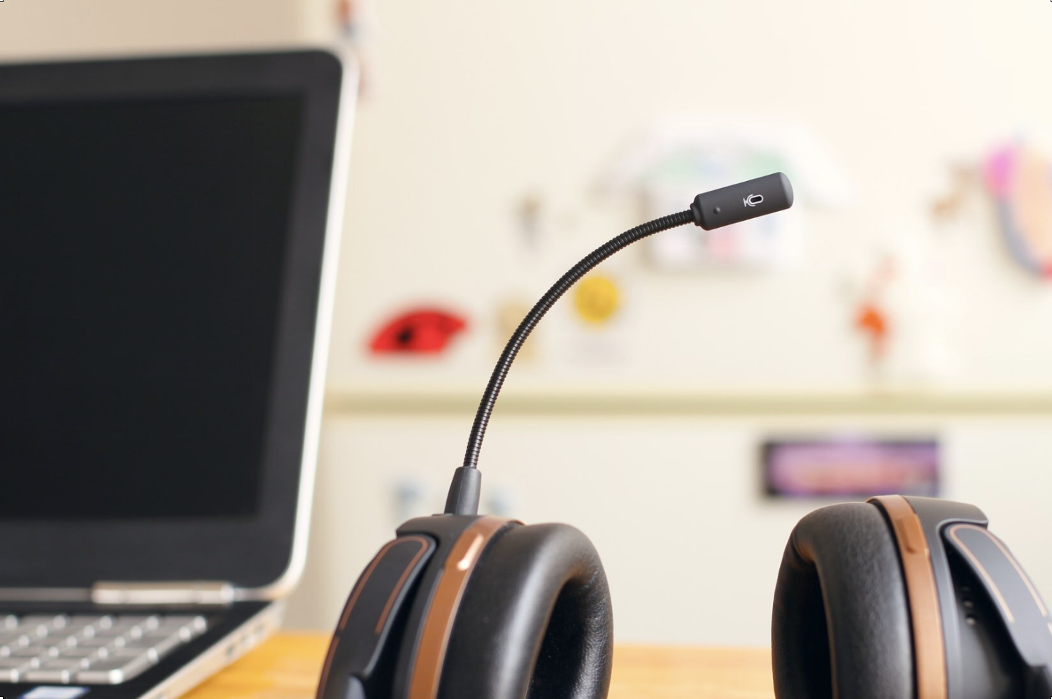 Imagem de um notebook e um headphone para ilustrar o texto sobre URA no call center
