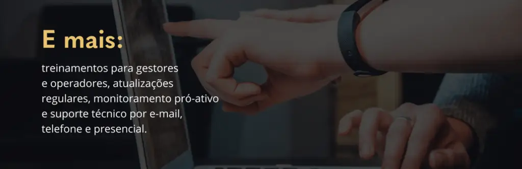Pessoa apontando para uma tela de computador. Melhor atendimento